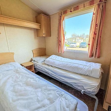 Superb Caravan At Seawick Holiday Park, Sleeps 8 Ref 27202Sw Clacton-on-Sea Zewnętrze zdjęcie